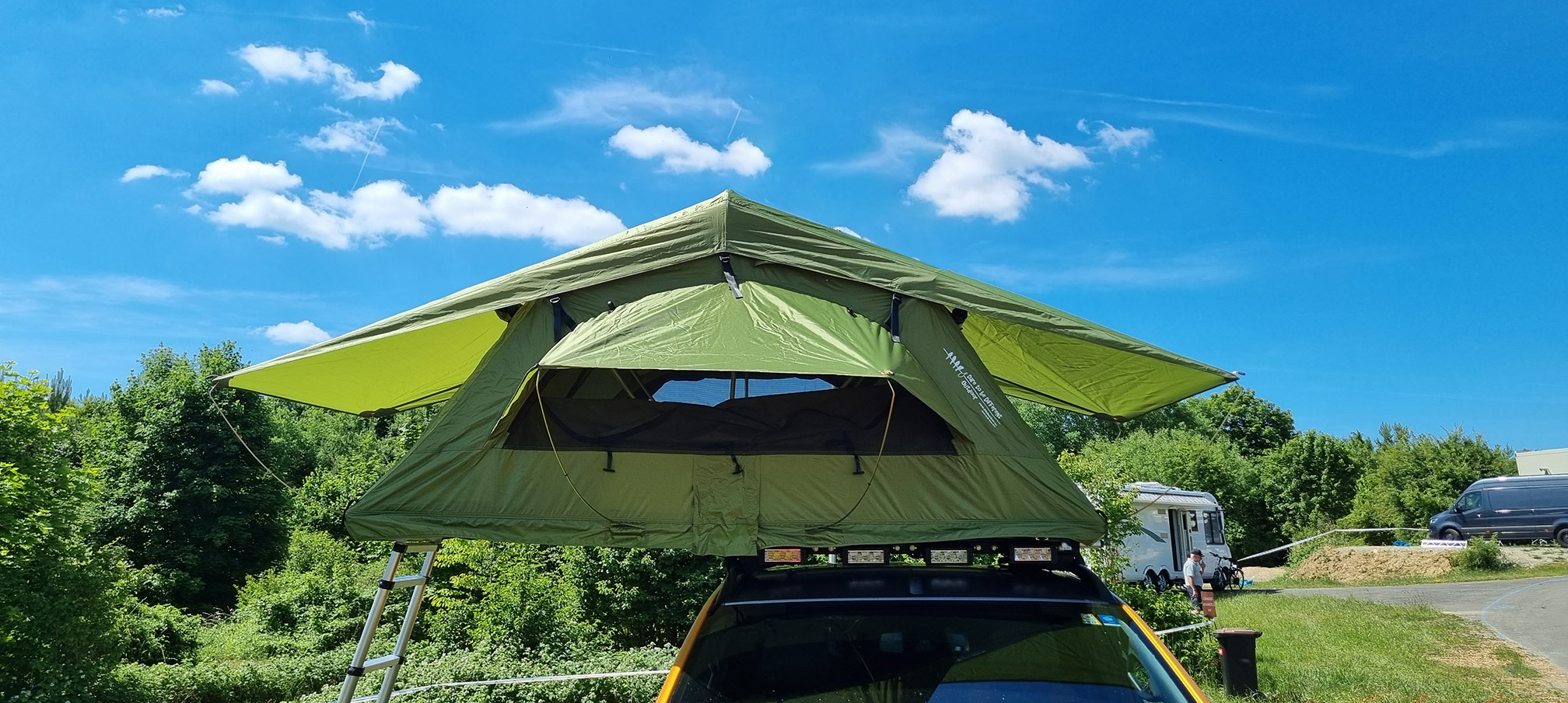 Light roof clearance top tent